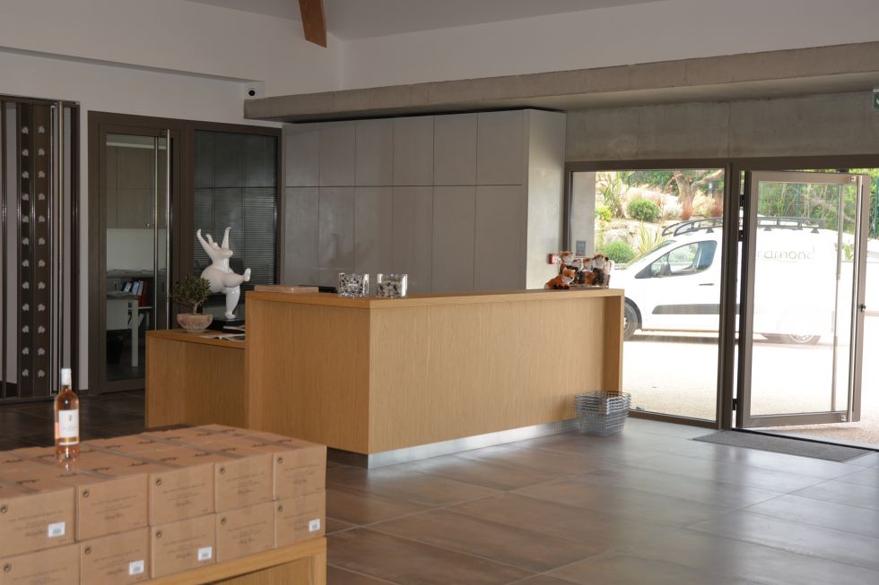 Fabrication des portes en bois revetement béton d'un Chai à Cassis